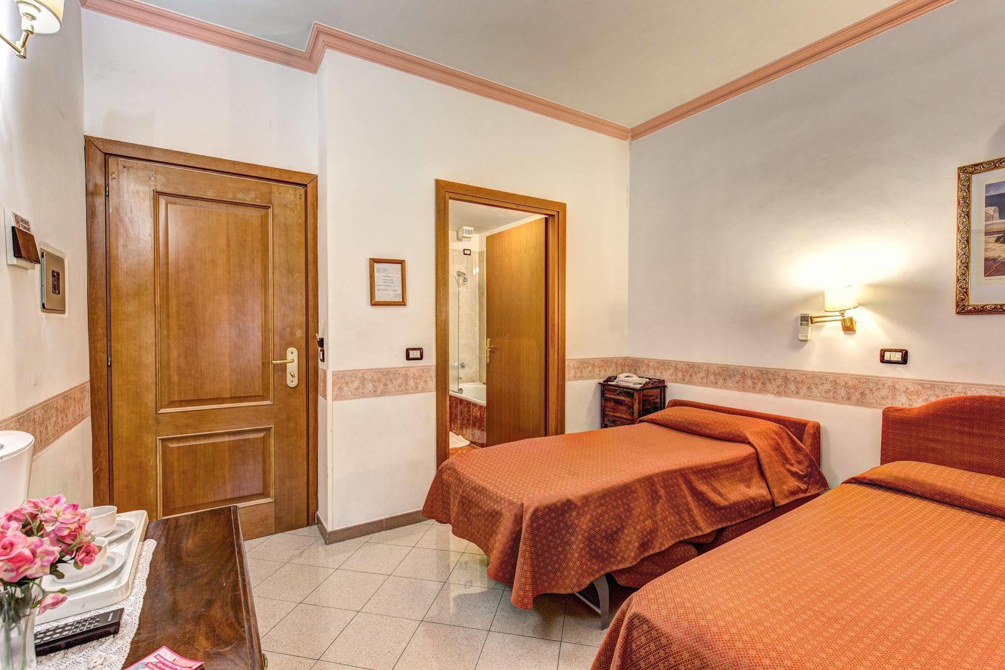 רומא Hotel Giuliana מראה חיצוני תמונה